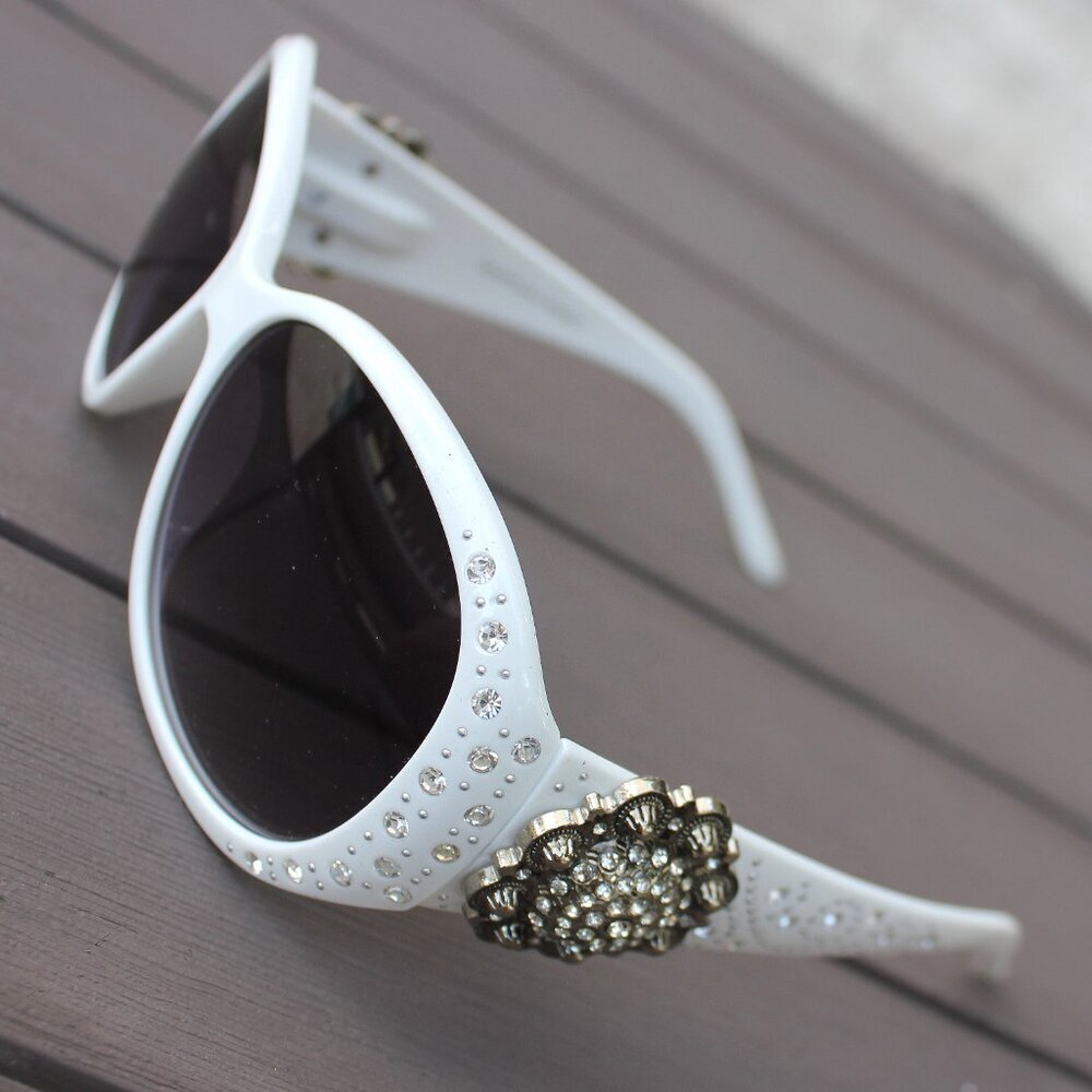 Montana West Sunglasses in White w/Silver Swirl Flower Concho Accents